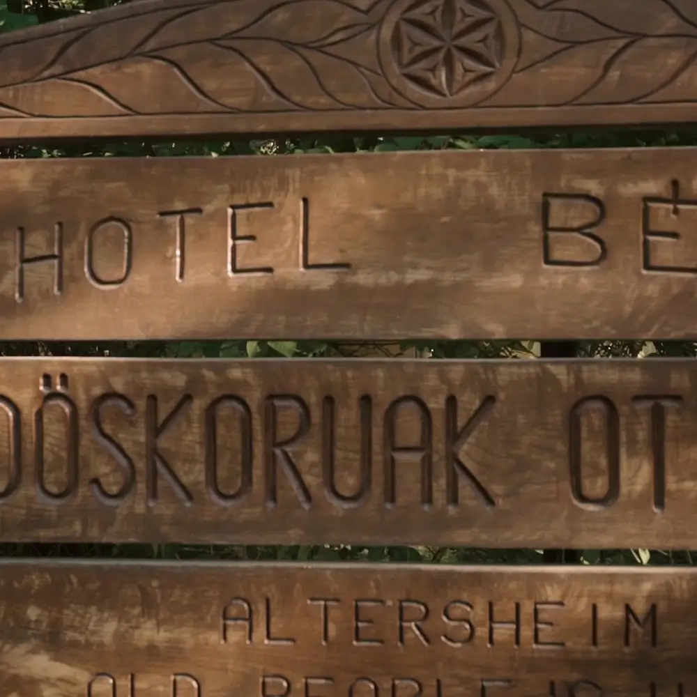 Faragott fatábla Hotel Béda Időskorúak Otthona felirattal
